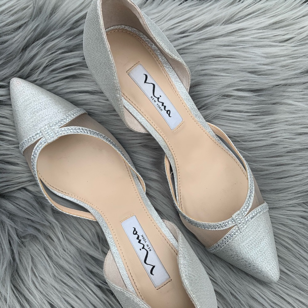 NWOT Nina silver dress shoe with rhinestones